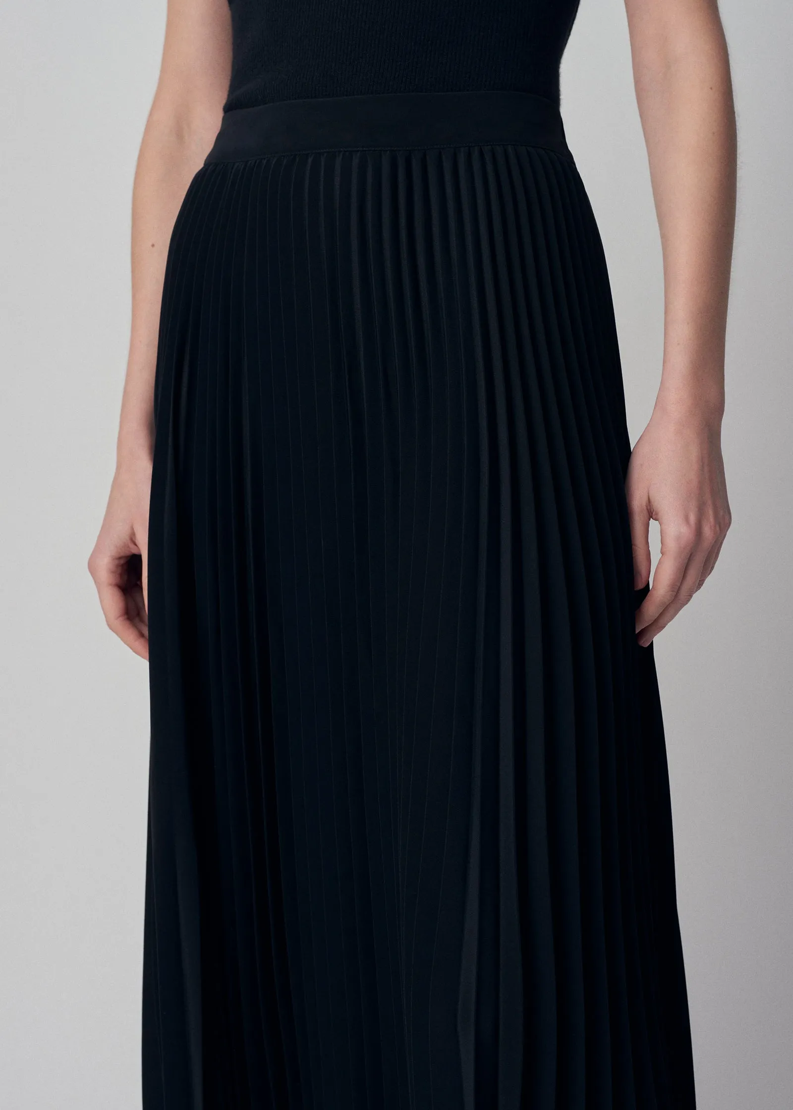 Pleated Elastic Waist Skirt in Stretch Crepe - Black